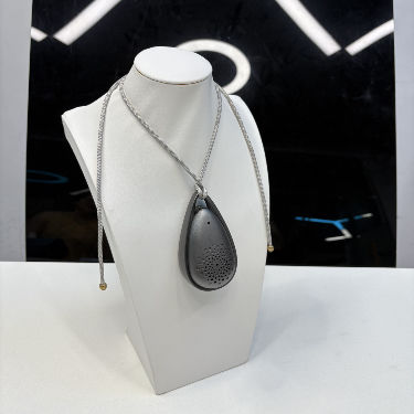 Compact 96*56*33mm Wearable Air Purifier with ABS Material and Rechargeable Battery for Travel